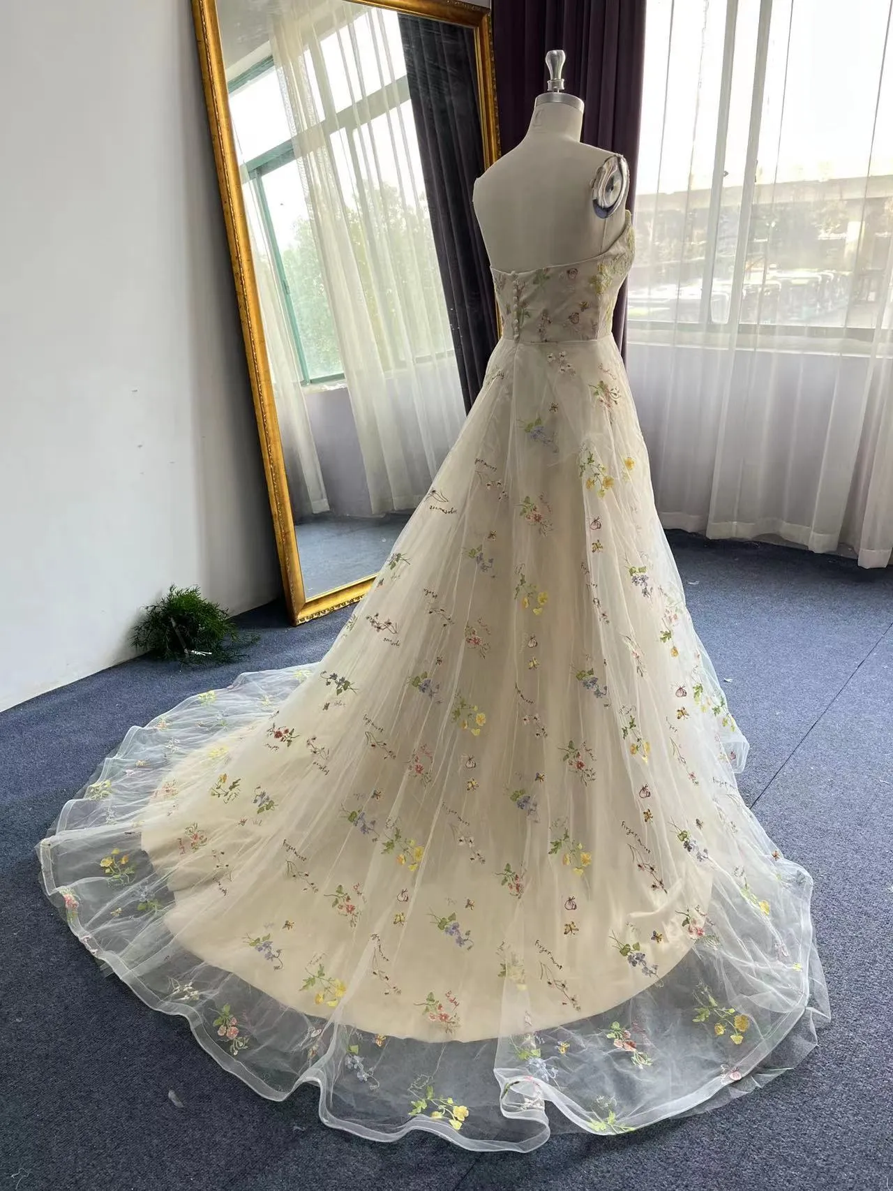 Exquisite A-line Flower Strapless Tulle Prom Dress