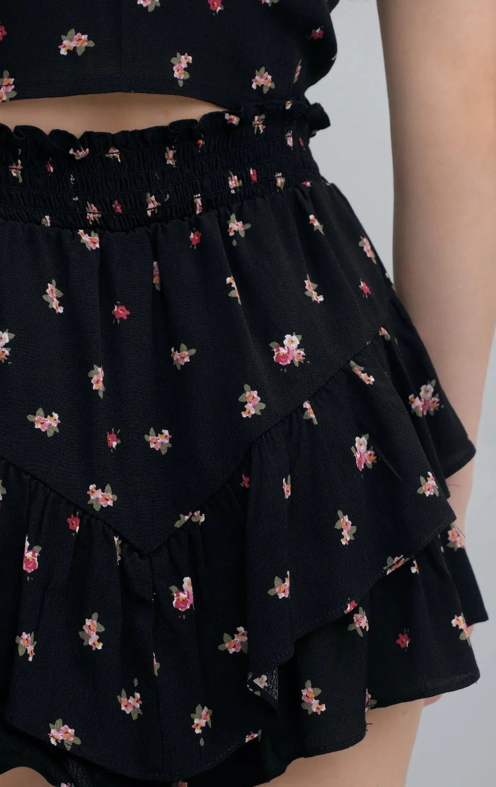 FLORAL TIERED FLOWY SHORTS